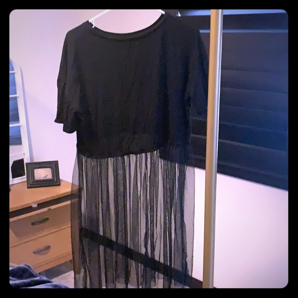Sheer crop with bottom sheet detail.